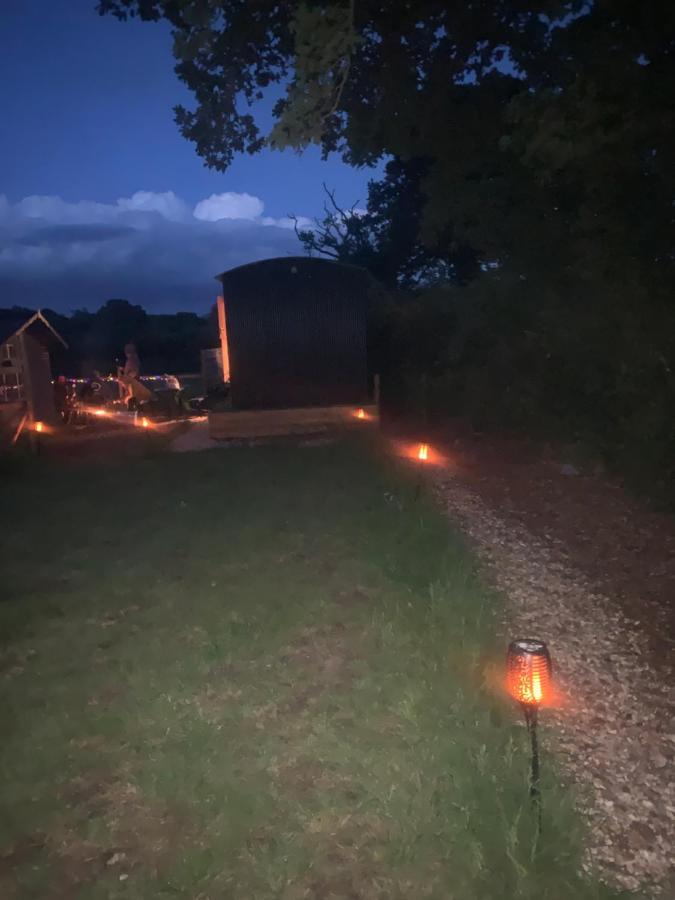 Shepherds Hut With Scandinavian Hot Tub And Hydromassager Sway Kültér fotó